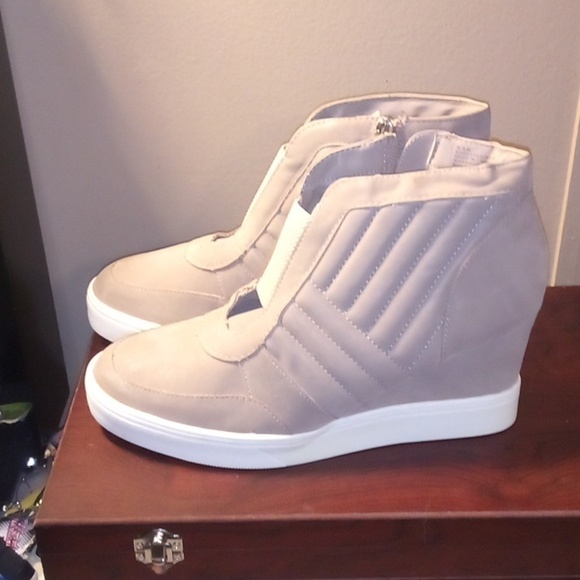 NWOT - Women's Mia Kaleb Wedge Heel Bootie Stone Vegan Suede - Size 9.5M - Picture 2 of 16